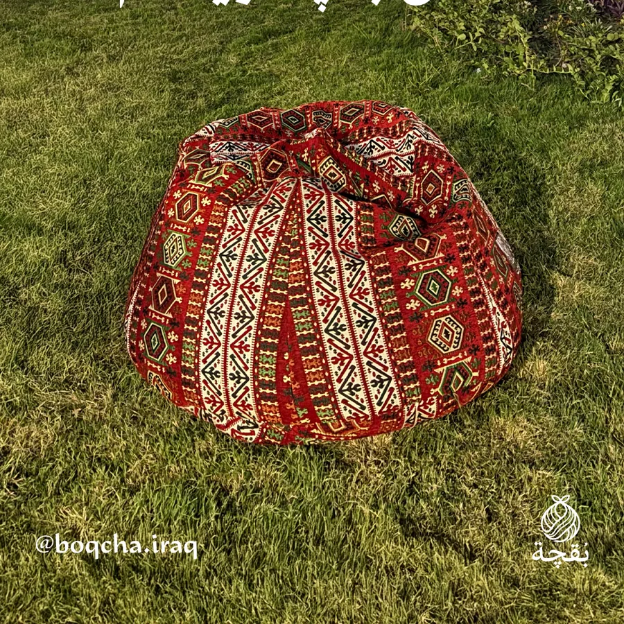 بقچة تراثية حمراء على العشب