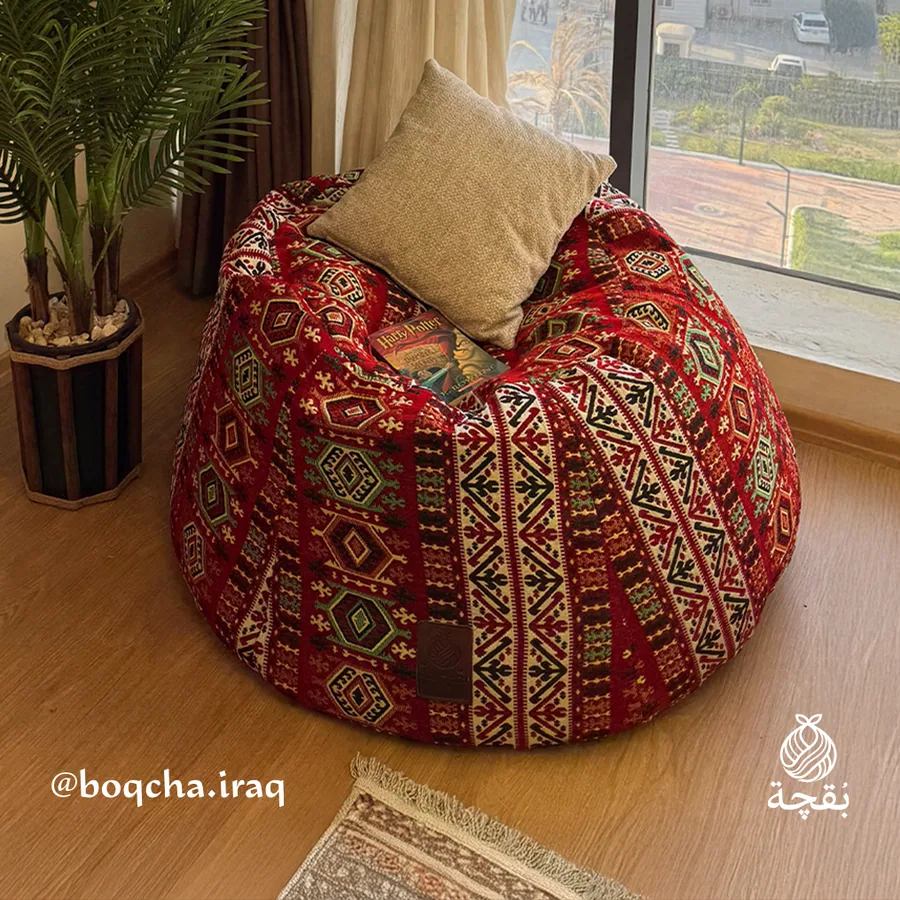 بقچة تراثية حمراء بزاوية القراءة